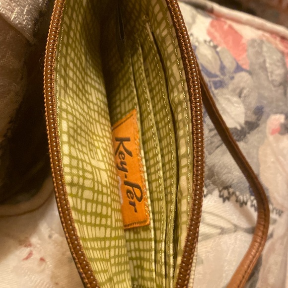 VINTAGE FOSSIL WRISTLET 6” x 3” PRETTY FLORAL - Picture 3 of 7